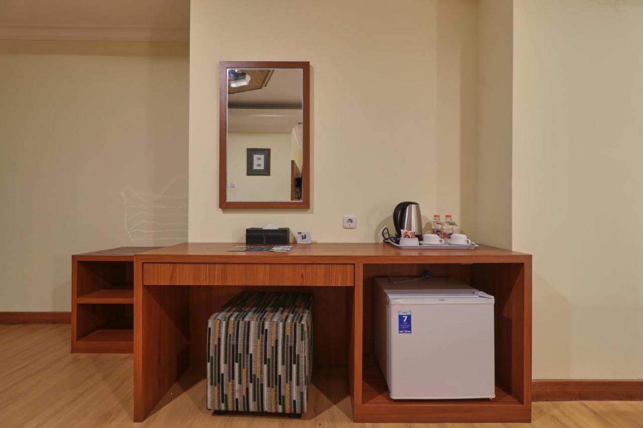 Coins Hotel Джакарта Экстерьер фото